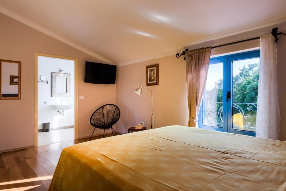 Bed, TV and multimedia, Bedroom