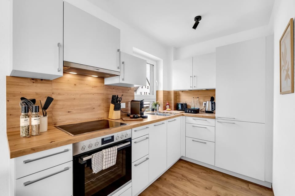 Coffee/tea facilities, Kitchen or kitchenette, dishwasher, stove, toaster
