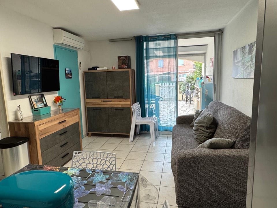 TV and multimedia, Living room, Dining area