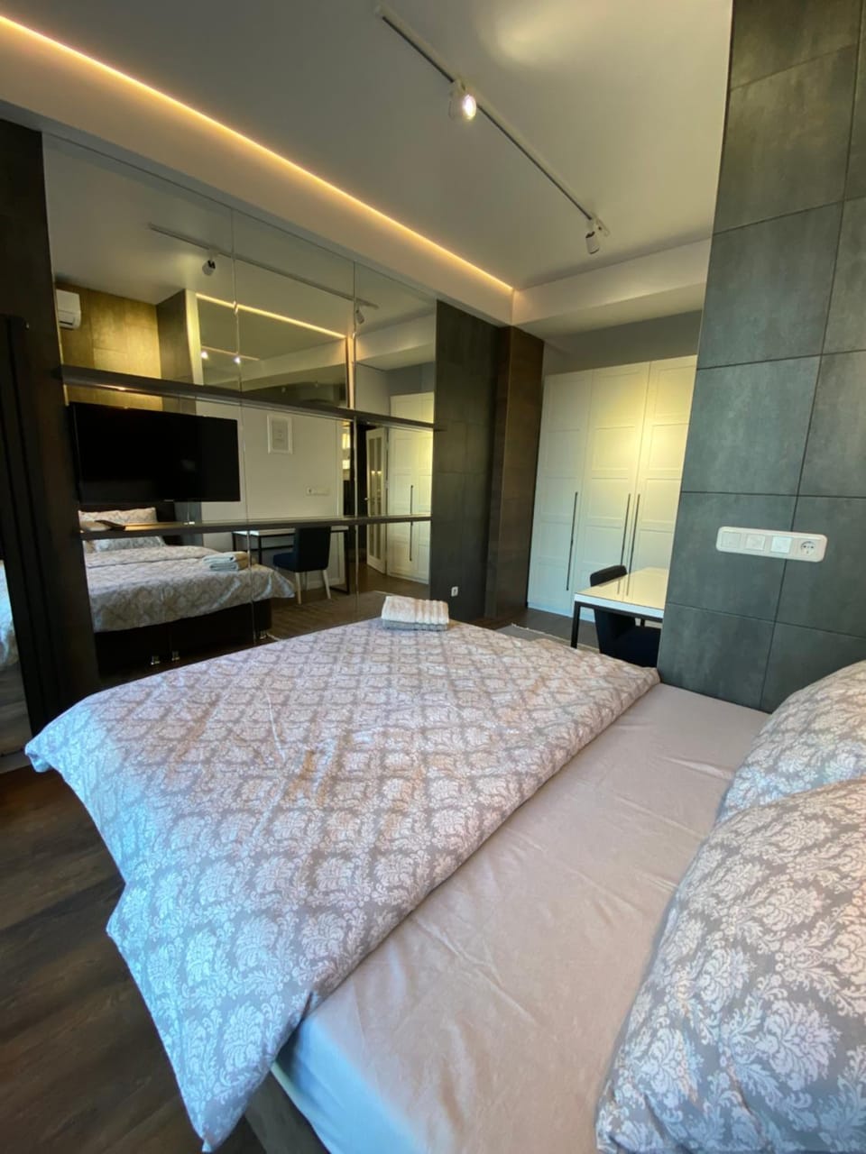 Bed, Photo of the whole room, Bedroom