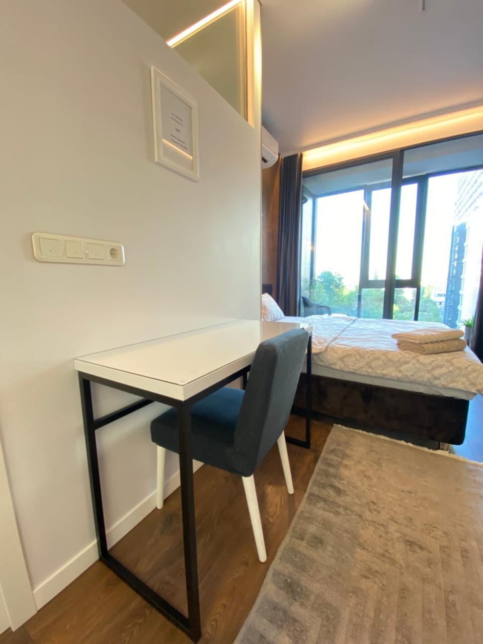 Bed, Photo of the whole room, hair dresser