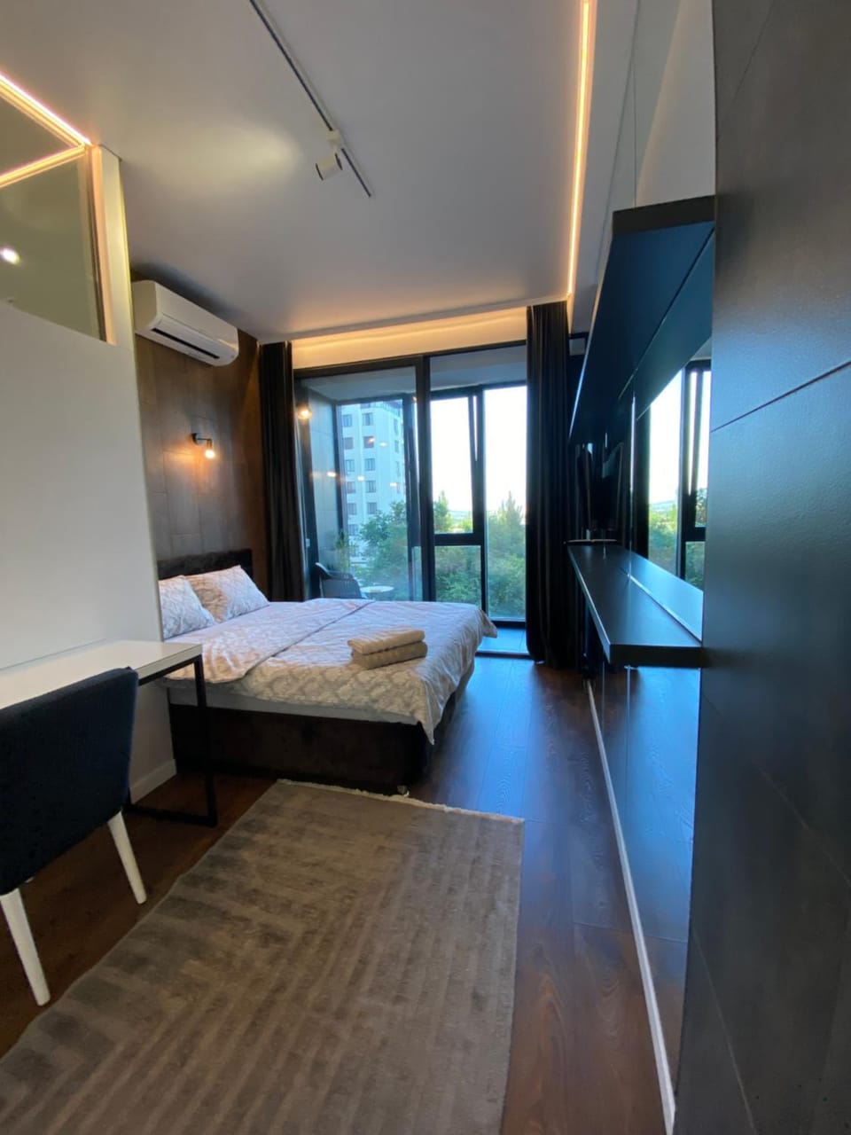 Bed, TV and multimedia, Photo of the whole room, Bedroom, towels, wardrobe, air conditioner