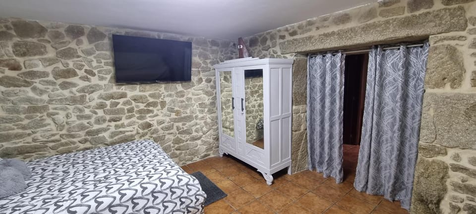 Bed, TV and multimedia, Bedroom