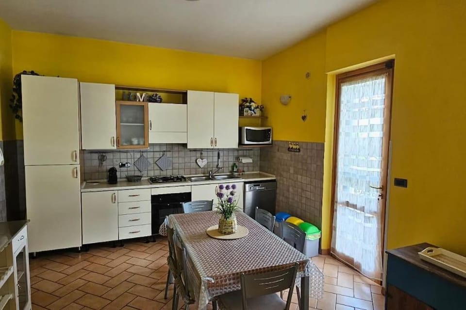 Kitchen or kitchenette, Dining area, dishwasher, minibar, pet friendly