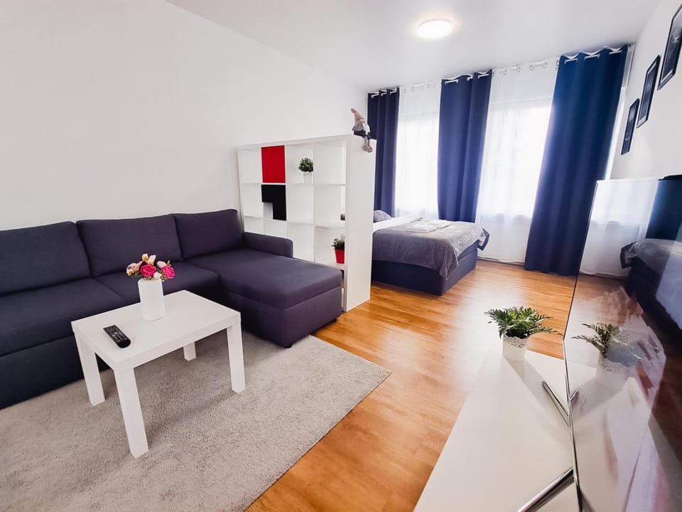Communal lounge/ TV room, Bed, TV and multimedia, Living room, Seating area
