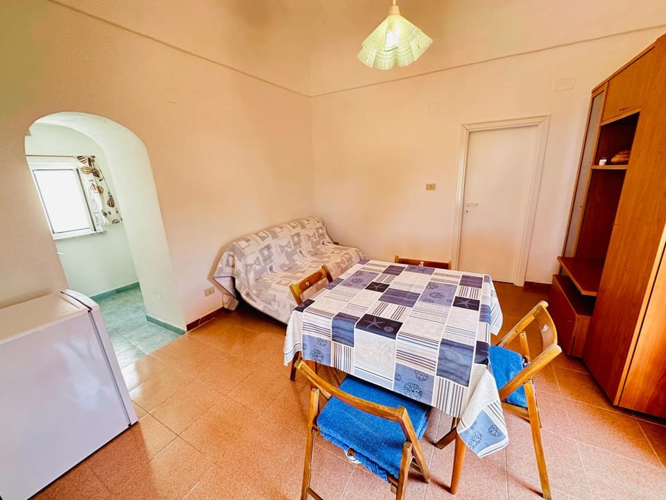 Bed, Living room, Photo of the whole room, Dining area, wardrobe