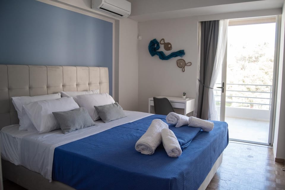 Bed, Photo of the whole room, Bedroom, towels, air conditioner