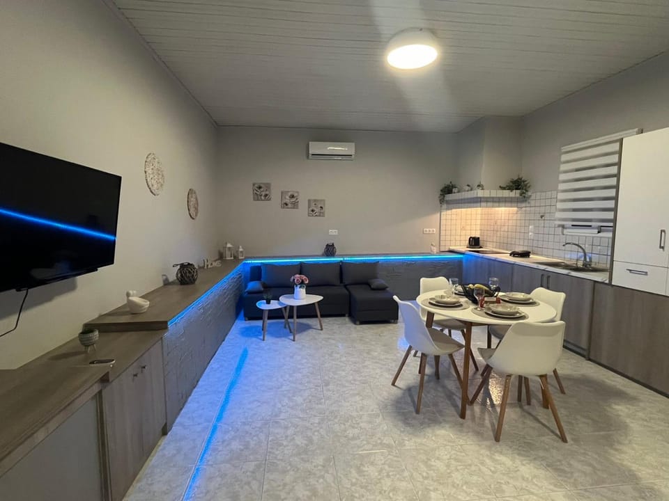 TV and multimedia, Kitchen or kitchenette, Dining area, oven, air conditioner