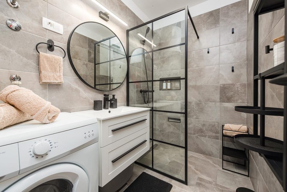 Shower, Bathroom, towels, washing machine