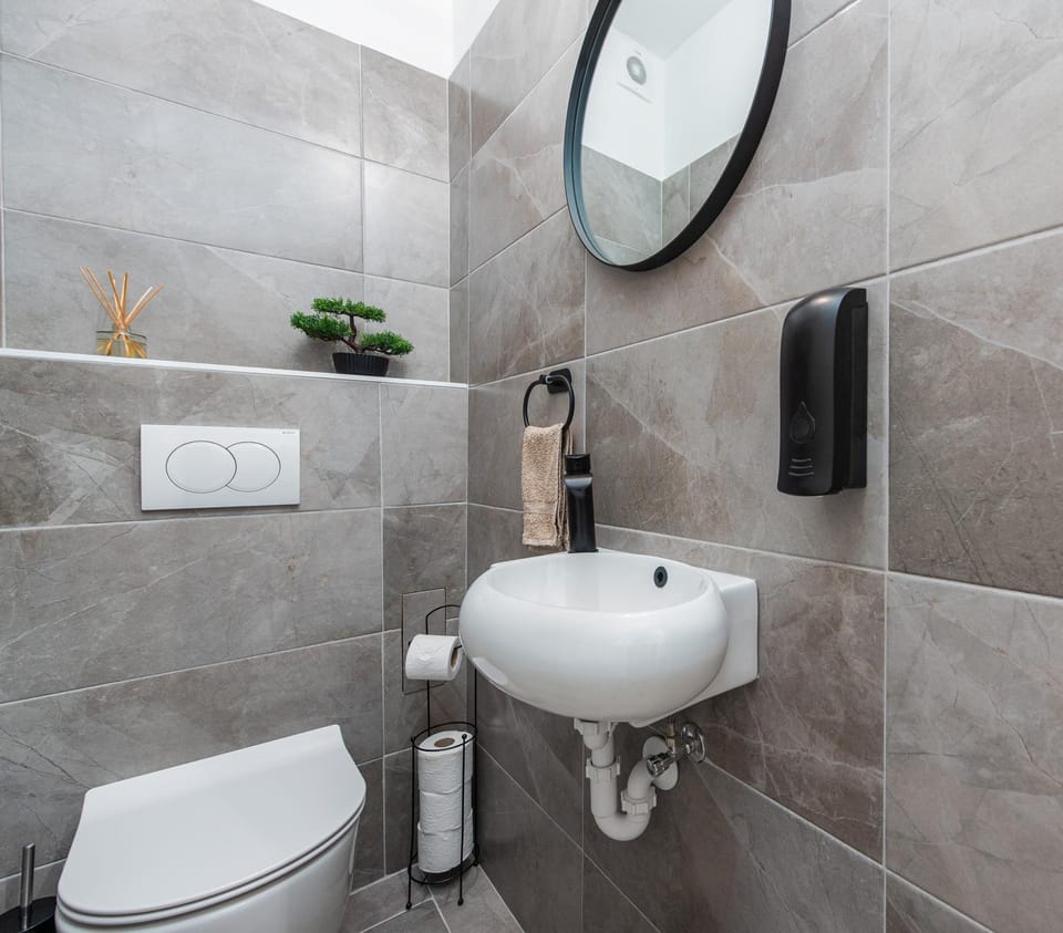 Toilet, heating, towels