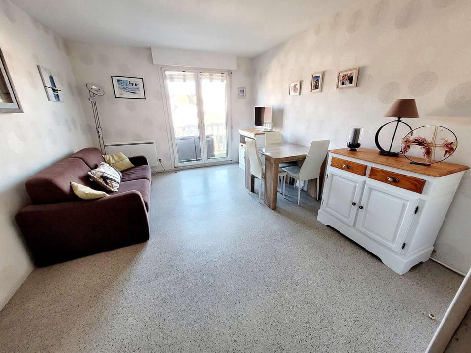 Charmant T2 avec Balcon à Deux Pas de la Digue, Plein Ouest - Cuisine Équipée, Séjour Lumineux - FR-1-675-24 Apartment in Wimereux