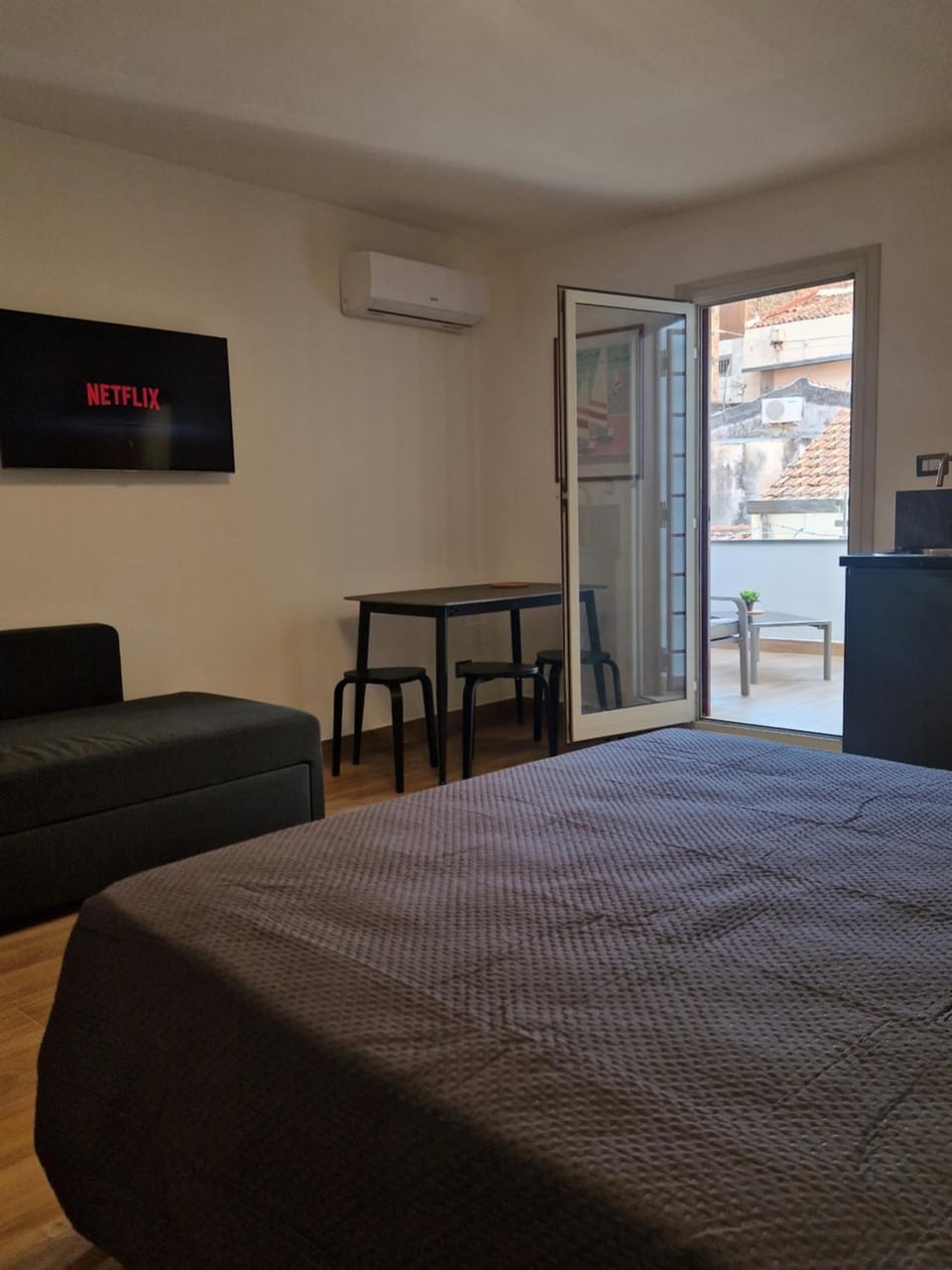 TV and multimedia, Photo of the whole room, air conditioner