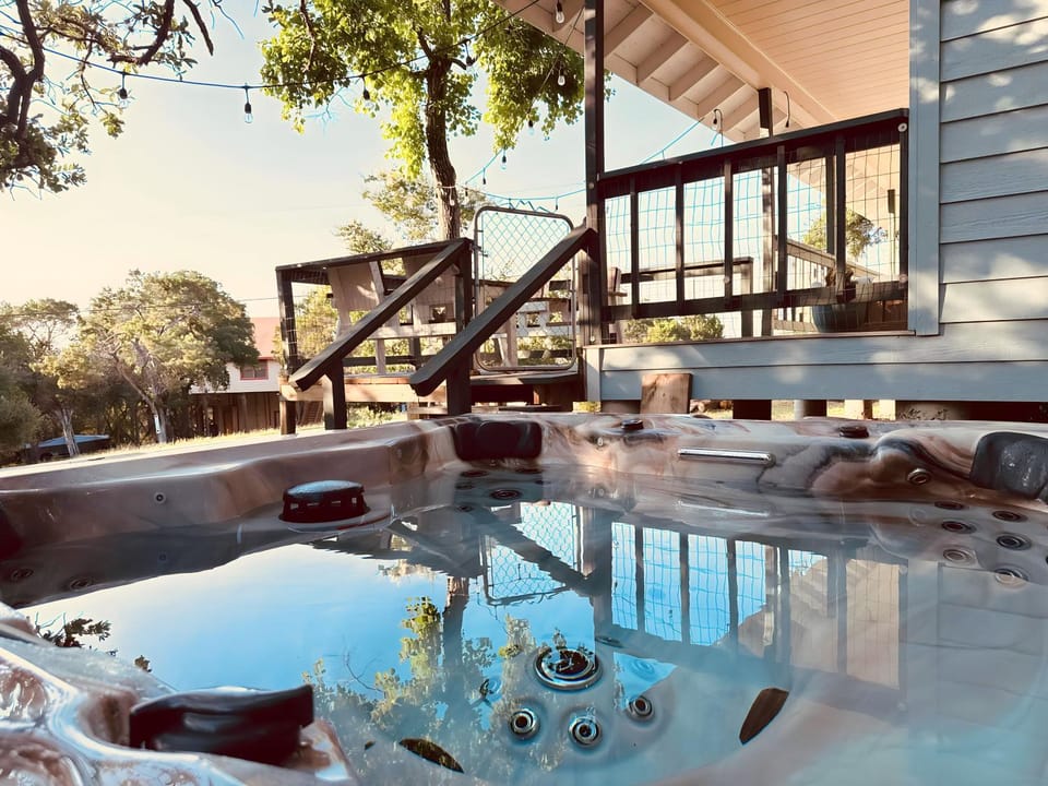 Lake View, Sleeps 8, HotTub, Firepit, Pet Friendly! House in Canyon Lake