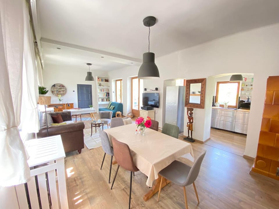 Seating area, Dining area