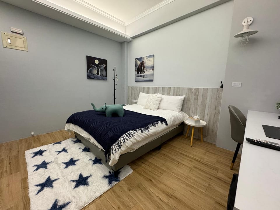 Photo of the whole room, Bedroom