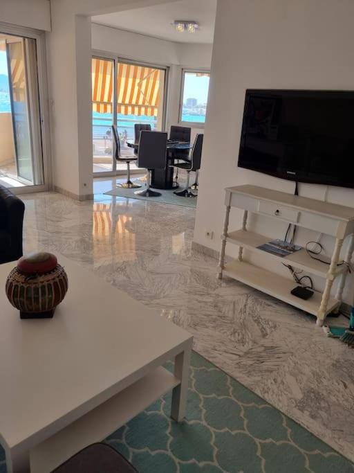Appartement les pieds dans l'eau pour 6 personnes à Saint-Raphaël Apartment in Saint-Raphael