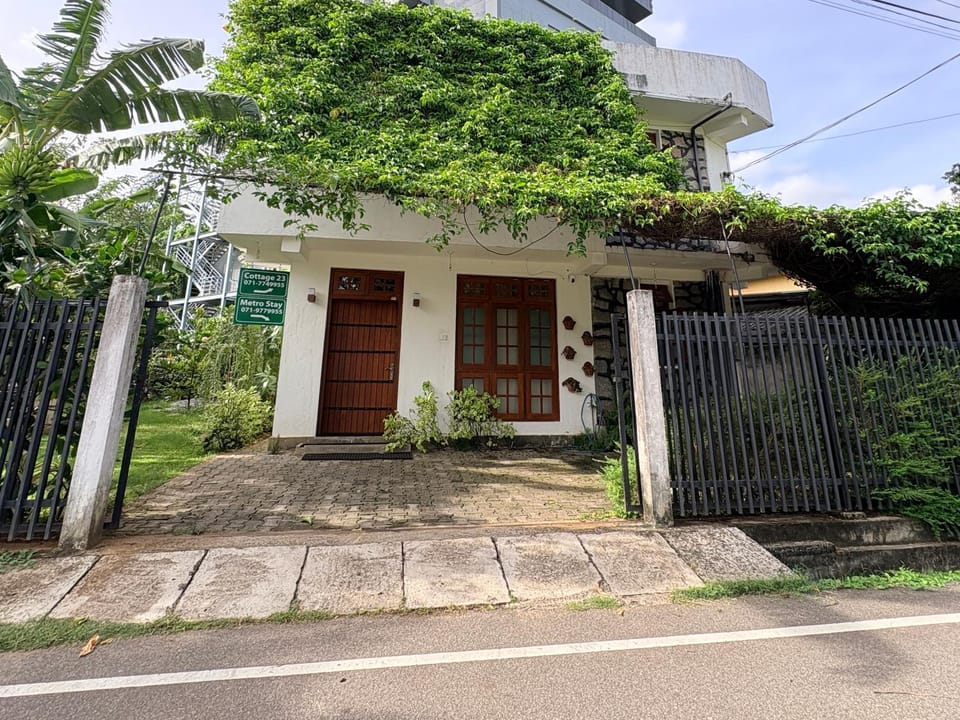 Property building, Facade/entrance, Day, Garden, Garden view