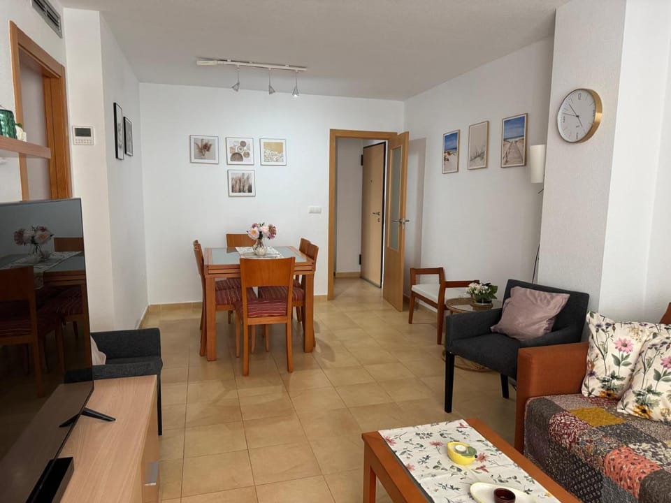 TV and multimedia, Living room, Seating area, Dining area