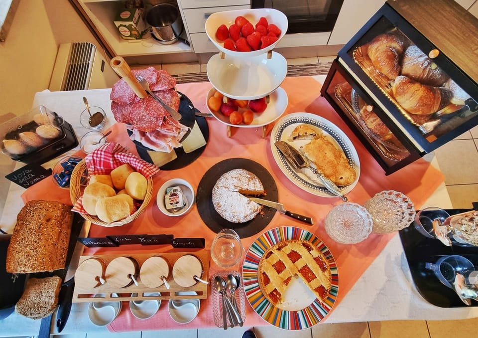 Food and drinks, Food, Breakfast, Continental breakfast, Buffet breakfast
