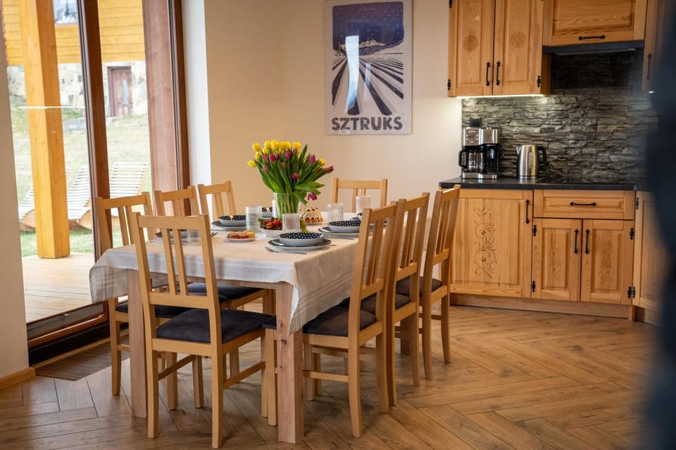 Kitchen or kitchenette, Dining area, stove