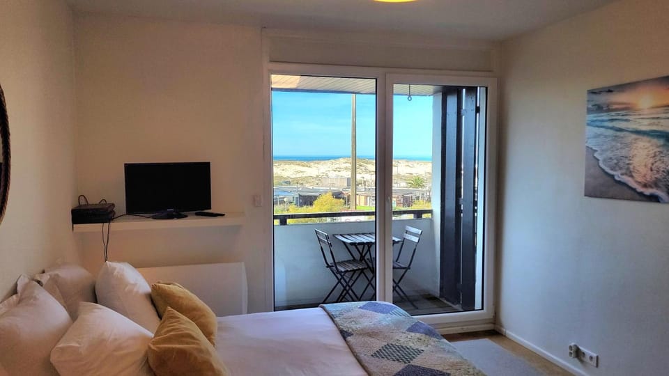 Bed, TV and multimedia, Sea view