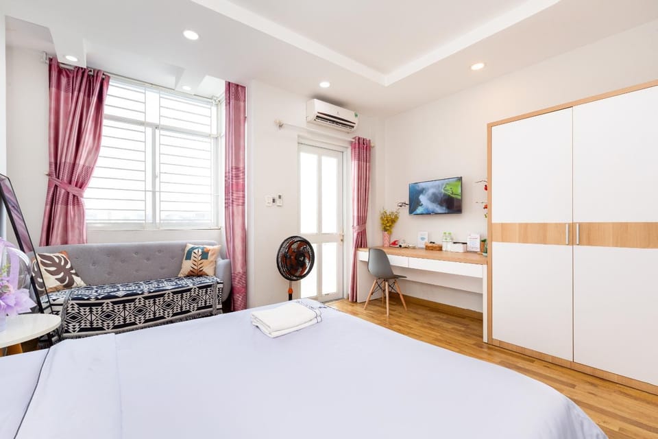 Bed, TV and multimedia, Living room, Photo of the whole room, Seating area, Bedroom, wardrobe, air conditioner