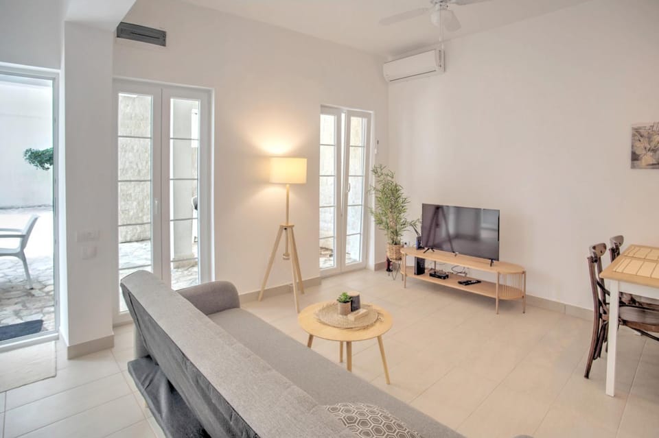 TV and multimedia, Living room, Seating area, Dining area