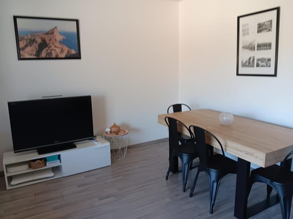 TV and multimedia, Living room, Seating area, Dining area