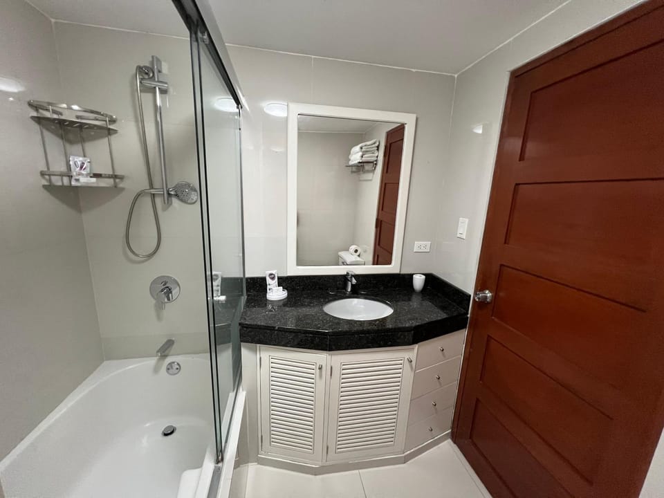 Shower, Bathroom, Bath, towels