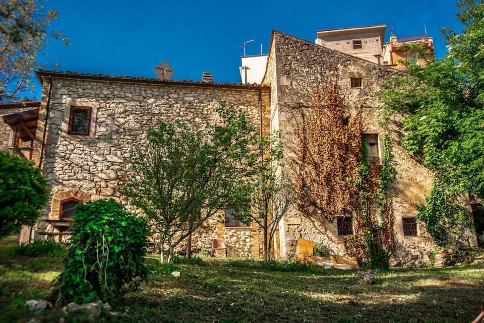Il Rifugio del Cacciatore / The Hunter's Shelter House in Abruzzo