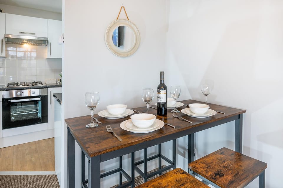 Kitchen or kitchenette, Dining area, stove
