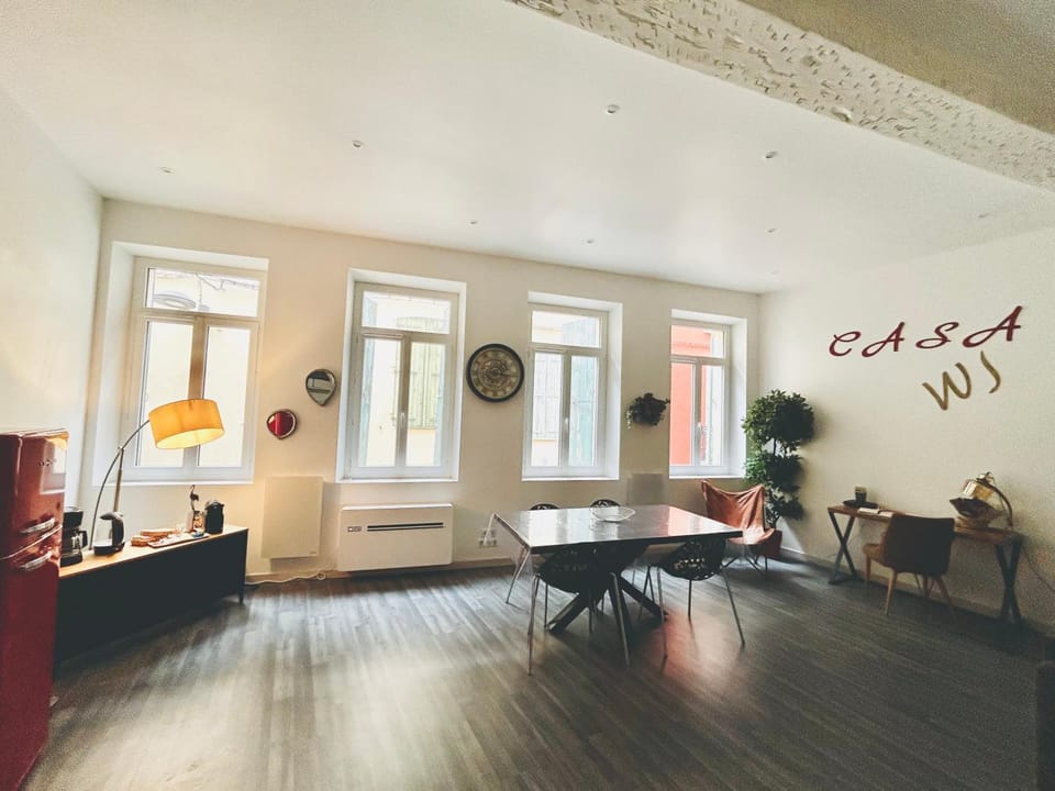 Seating area, Dining area