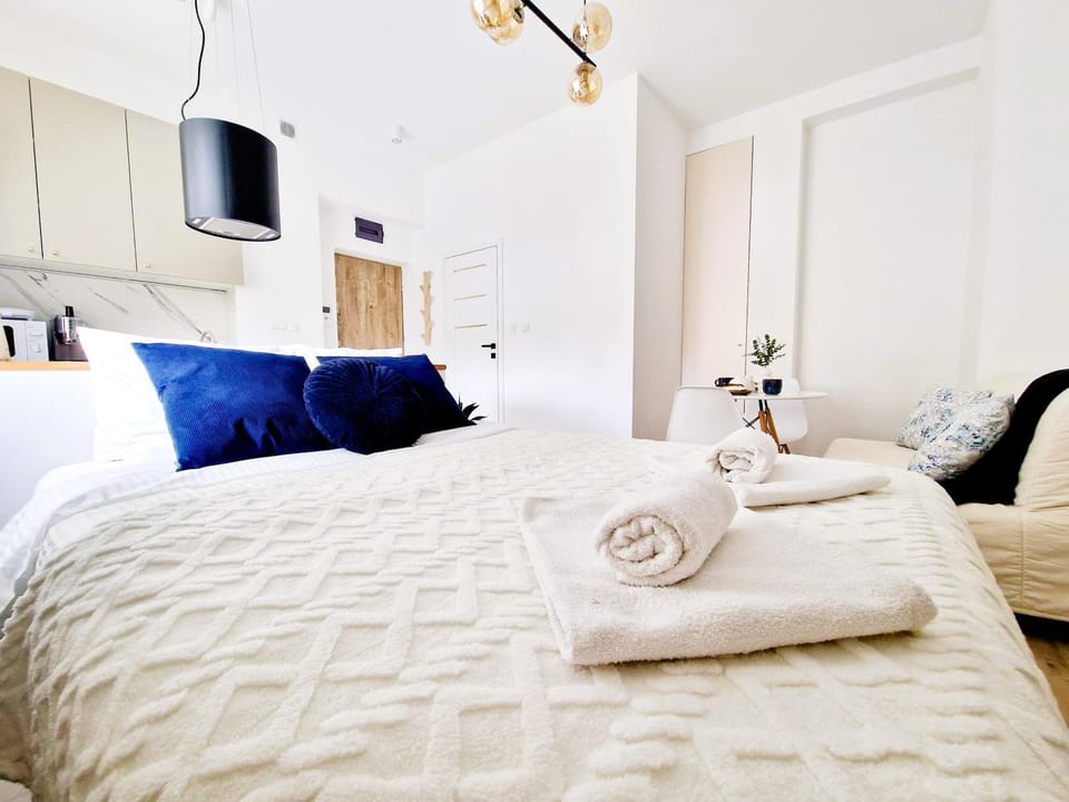 Bed, Bedroom, towels