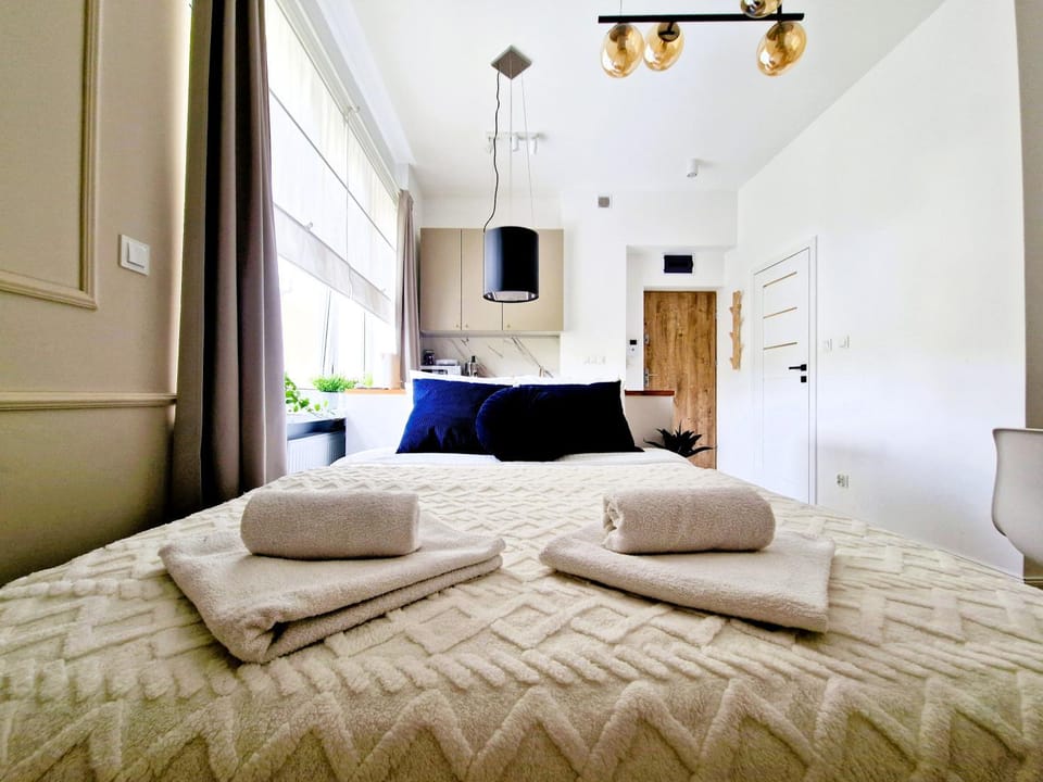 Bed, Bedroom, towels