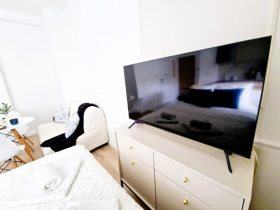 Bed, TV and multimedia, Photo of the whole room