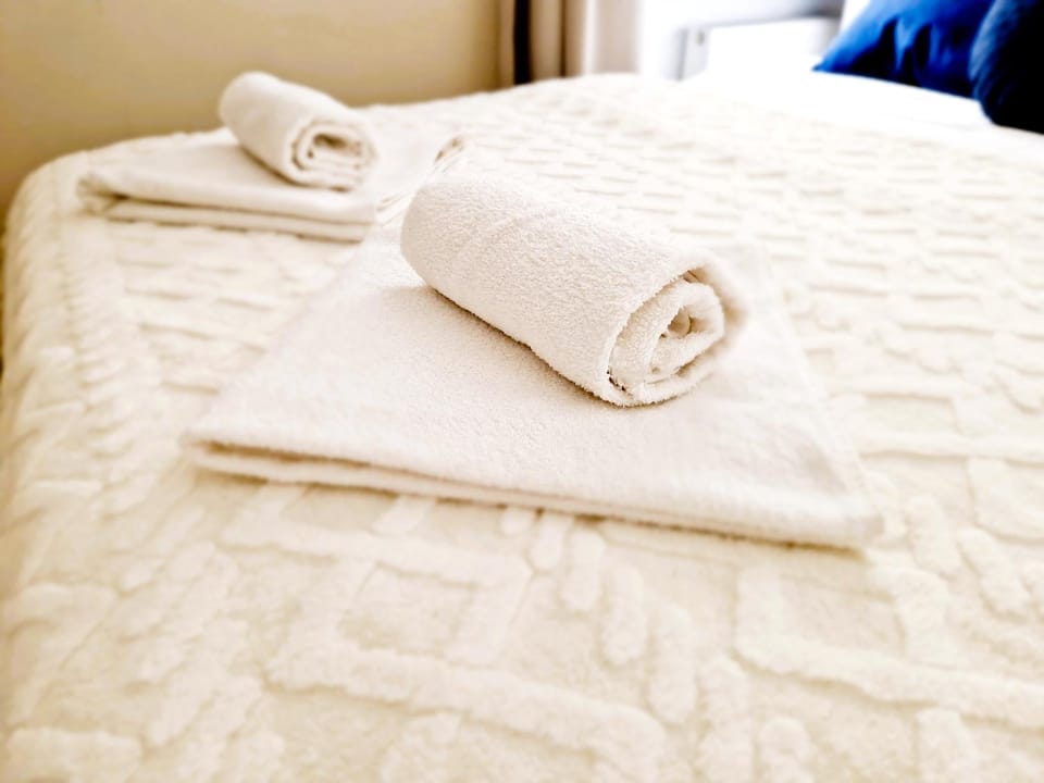 Bed, towels