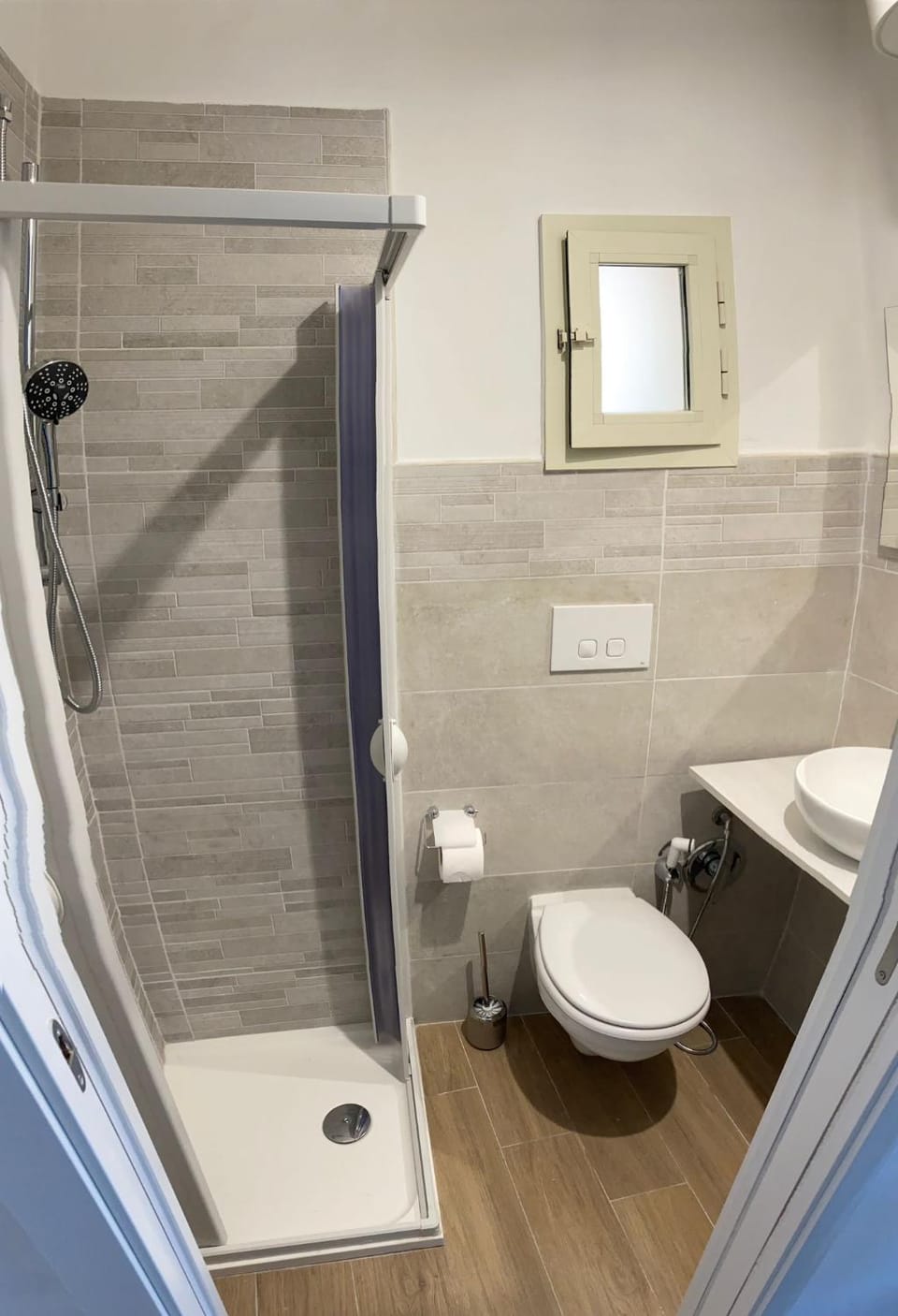 Shower, Toilet