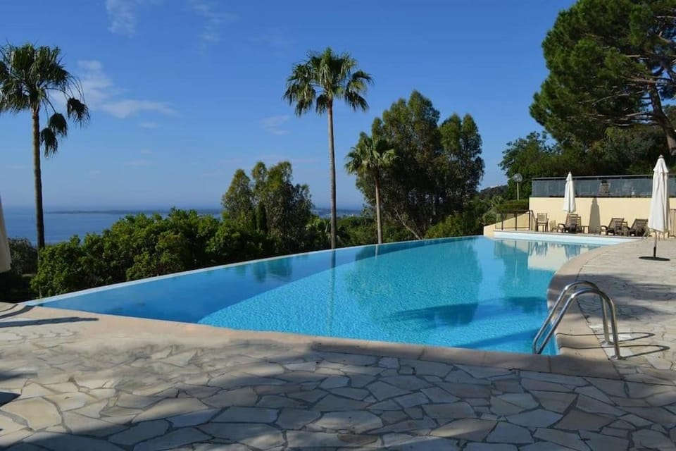 Appartement vue mer piscine à débordement Apartment in Cannes