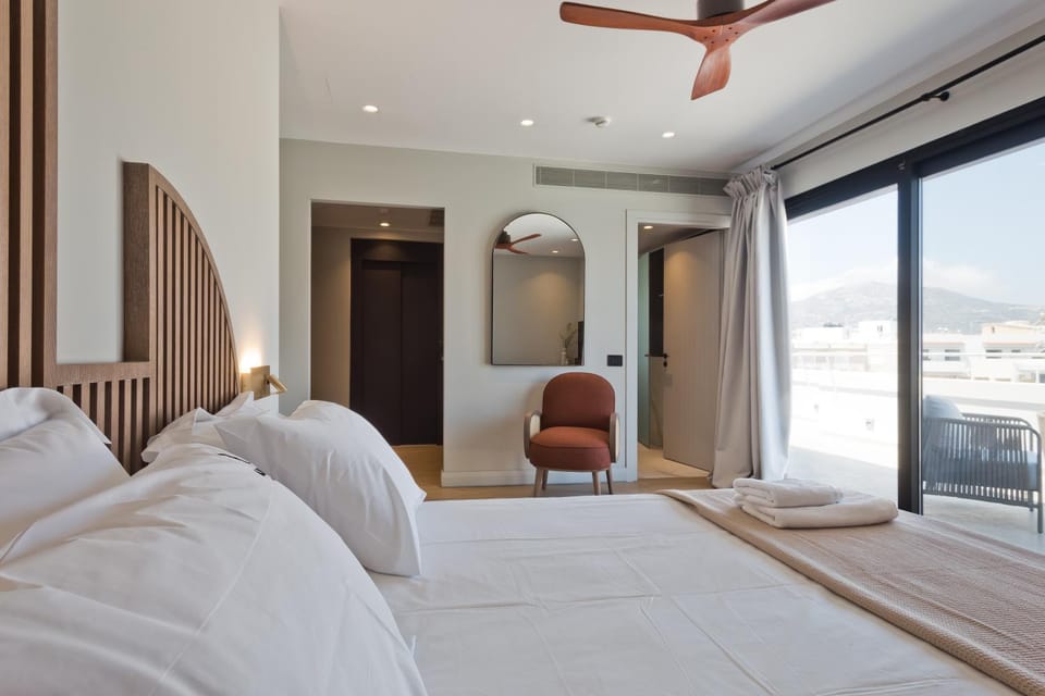 Bed, Photo of the whole room, Bedroom, fireplace, towels