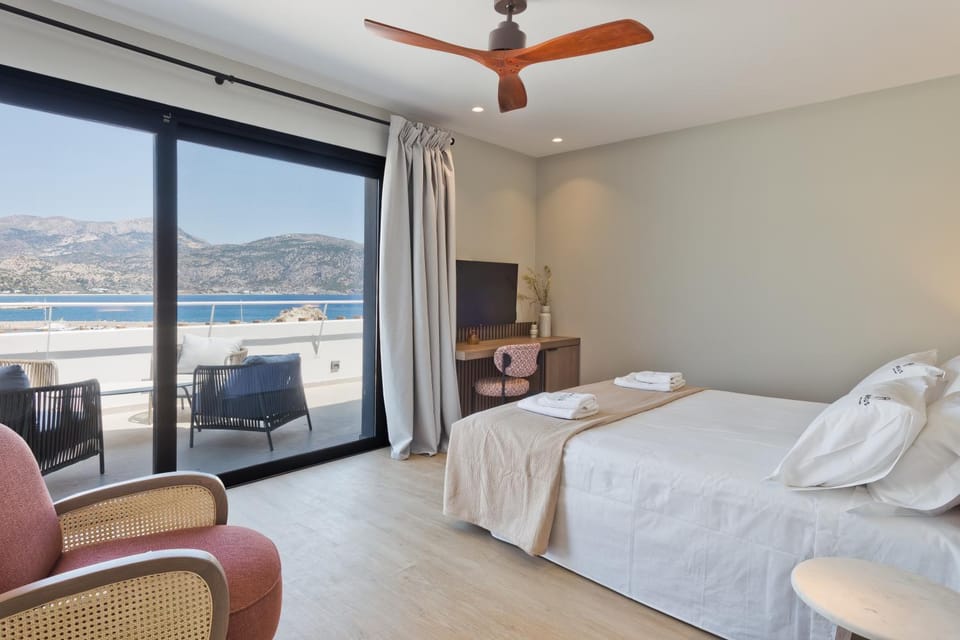 Bed, Natural landscape, Photo of the whole room, Bedroom, Lake view, Mountain view, fireplace, towels