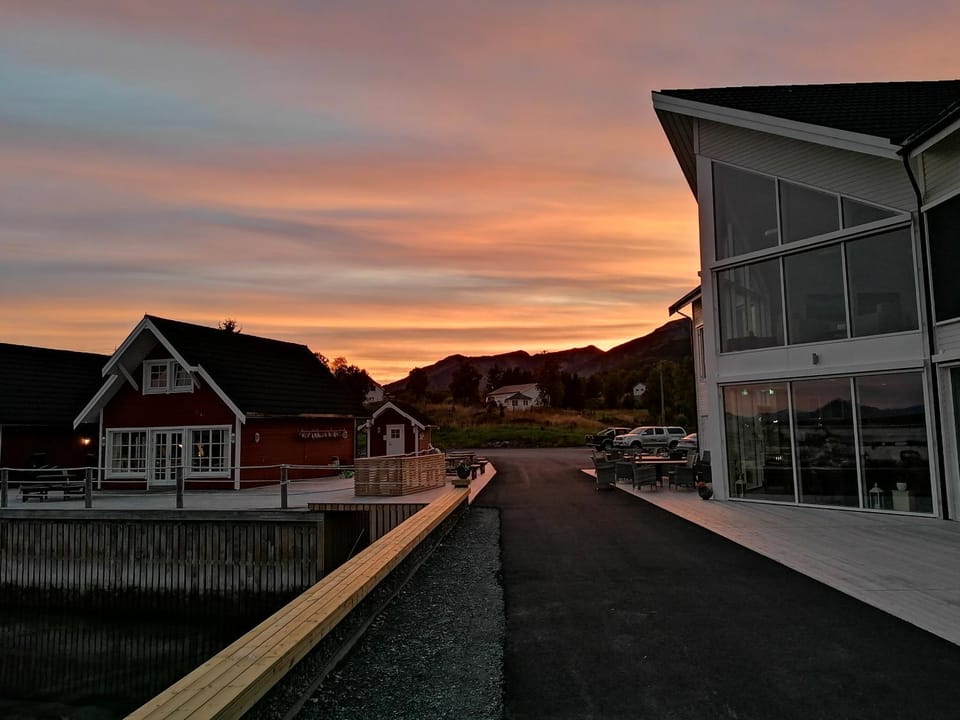 Property building, Restaurant/places to eat, Breakfast