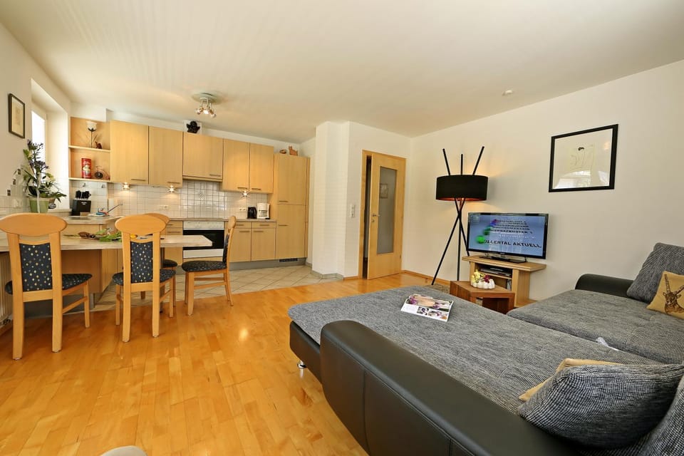 Kitchen or kitchenette, Living room, Seating area, stove