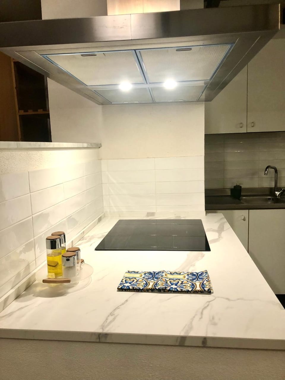 Kitchen or kitchenette, minibar, stove