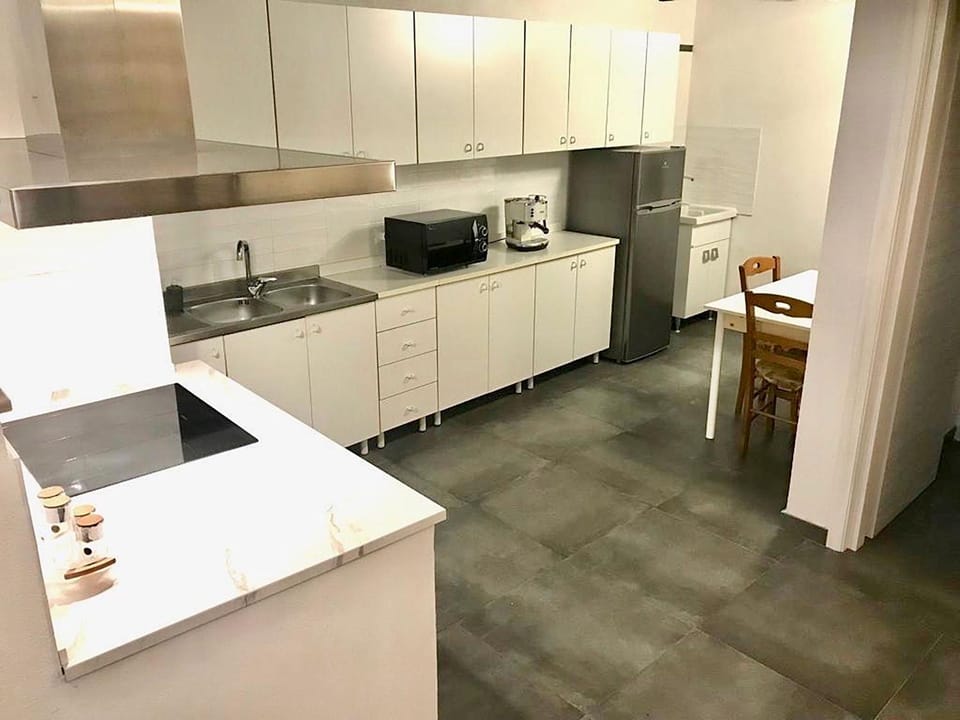 Coffee/tea facilities, Kitchen or kitchenette, minibar, oven, pet friendly, stove
