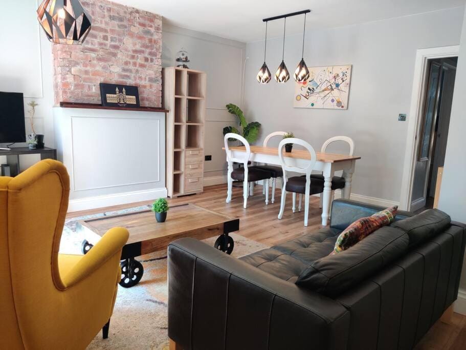 Communal lounge/ TV room, Living room, Seating area, Dining area, Evening entertainment