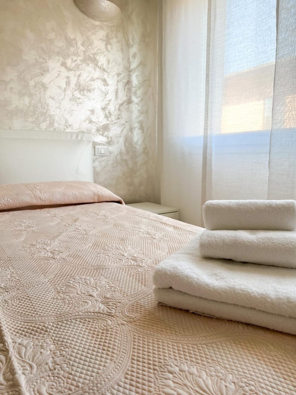 Bed, Bedroom, towels