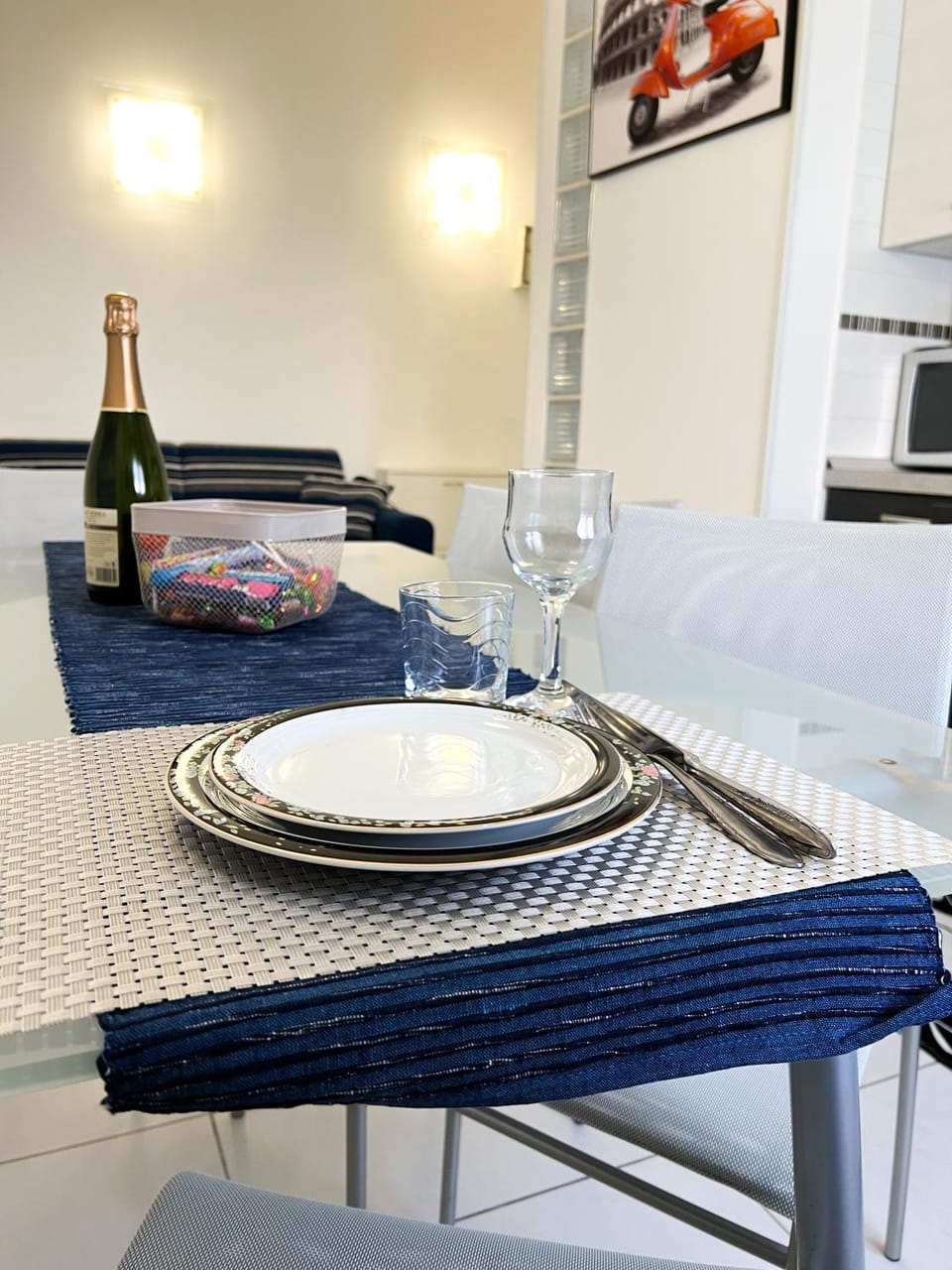 Kitchen or kitchenette, Living room, Food and drinks, Dining area