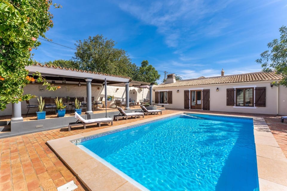 Property building, Swimming pool, sunbed