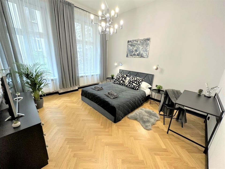 Bed, Photo of the whole room, Seating area, Bedroom