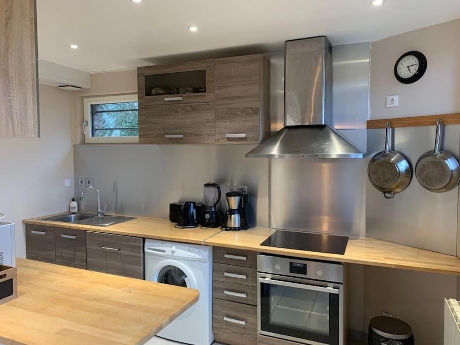 Coffee/tea facilities, Kitchen or kitchenette, dishwasher, oven, stove, toaster, washing machine